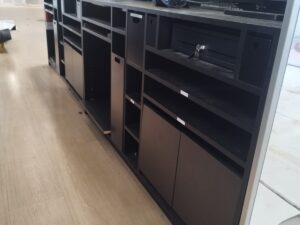 Comptoir d’accueil en bois avec paroi miroir – L348 cm