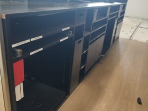 Comptoir d’accueil en bois avec paroi miroir – L348 cm