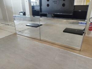Comptoir d’accueil en bois avec paroi miroir – L348 cm