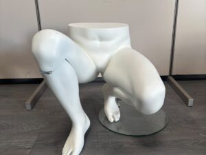 Mannequin homme accroupi en fibre de verre – H51,5 cm