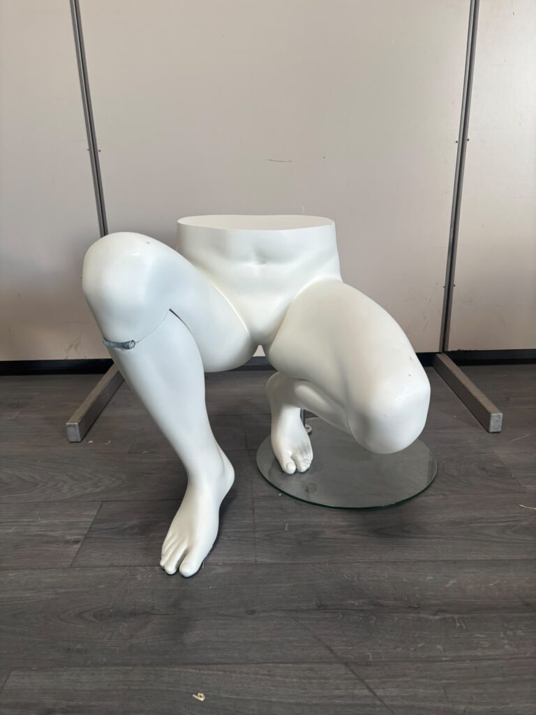 Mannequin homme accroupi en fibre de verre – H51,5 cm