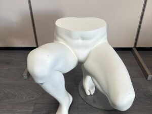Mannequin homme accroupi en fibre de verre – H51,5 cm