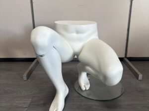 Mannequin homme accroupi en fibre de verre – H51,5 cm