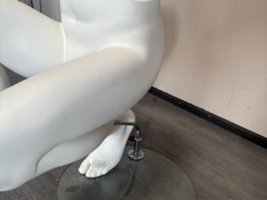 Mannequin homme accroupi en fibre de verre – H51,5 cm