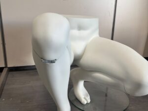 Mannequin homme accroupi en fibre de verre – H51,5 cm