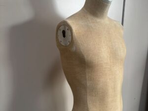 Mannequin buste homme sur pied – H170 cm