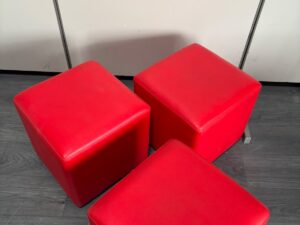 Pouf d’accueil sur pied en similicuir rouge – H40 cm