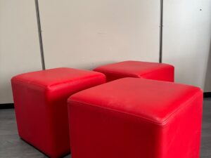 Pouf d’accueil sur pied en similicuir rouge – H40 cm