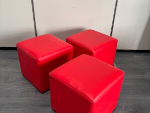 Pouf d’accueil sur pied en similicuir rouge – H40 cm