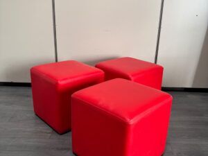 Pouf d’accueil sur pied en similicuir rouge – H40 cm