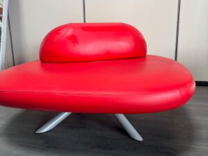 Banquette d’intérieur en similicuir rouge – 117 x 117 cm