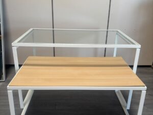 Lot de 2 tables de présentation gigognes verre et bois