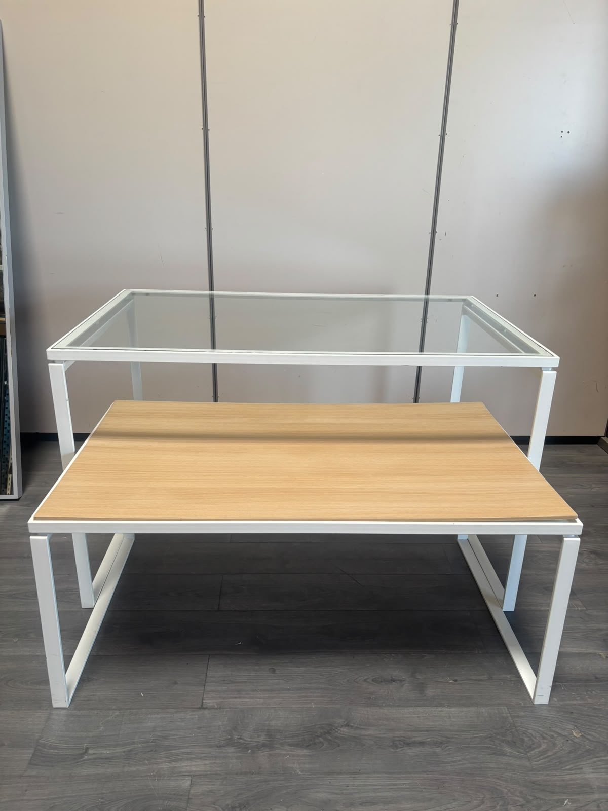 Tables de présentation gigognes verre et bois – Lot de 2