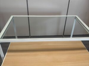 Lot de 2 tables de présentation gigognes verre et bois