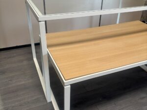 Lot de 2 tables de présentation gigognes verre et bois