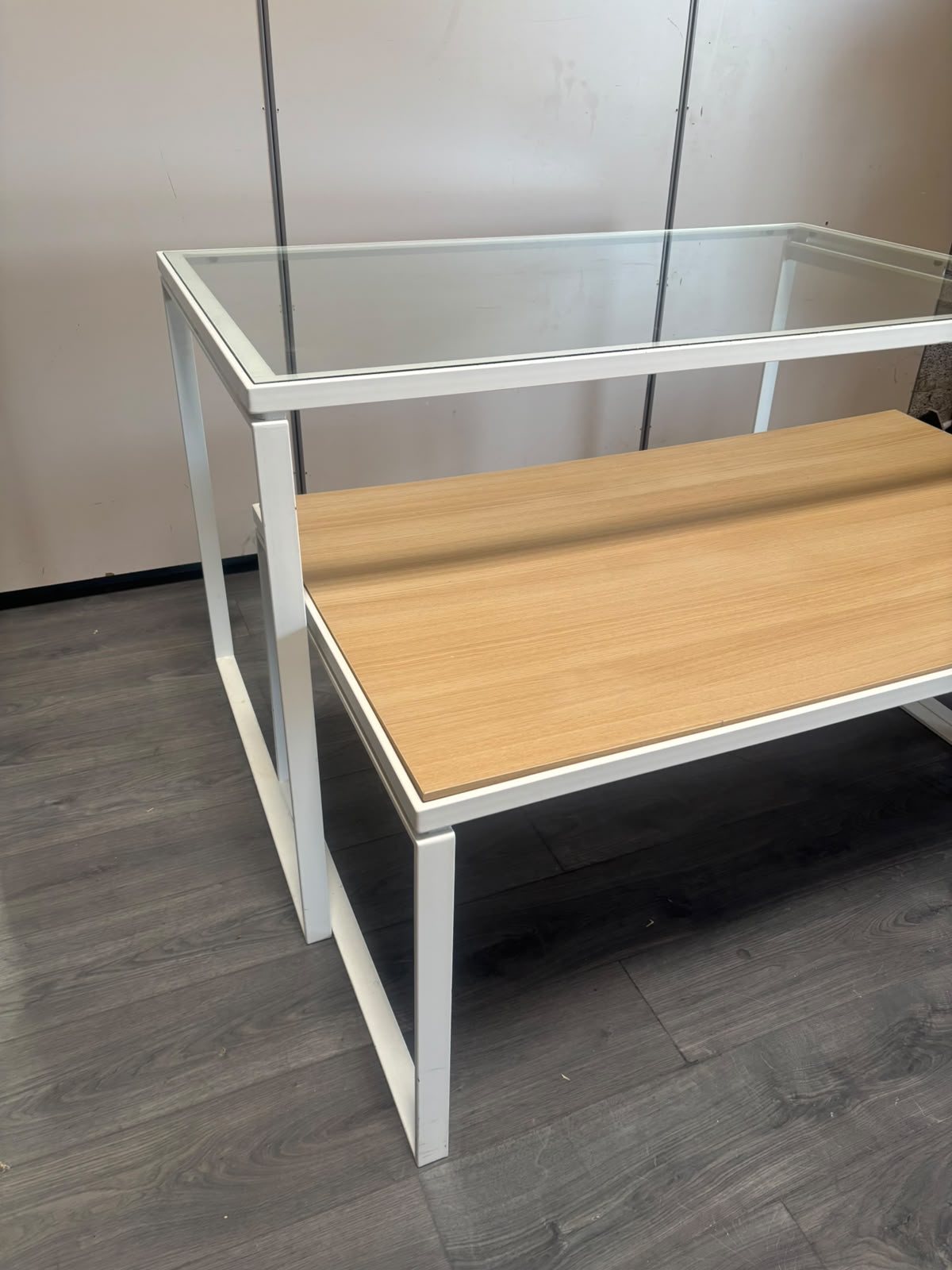Tables de présentation gigognes verre et bois – Lot de 2