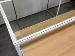 Lot de 2 tables de présentation gigognes verre et bois