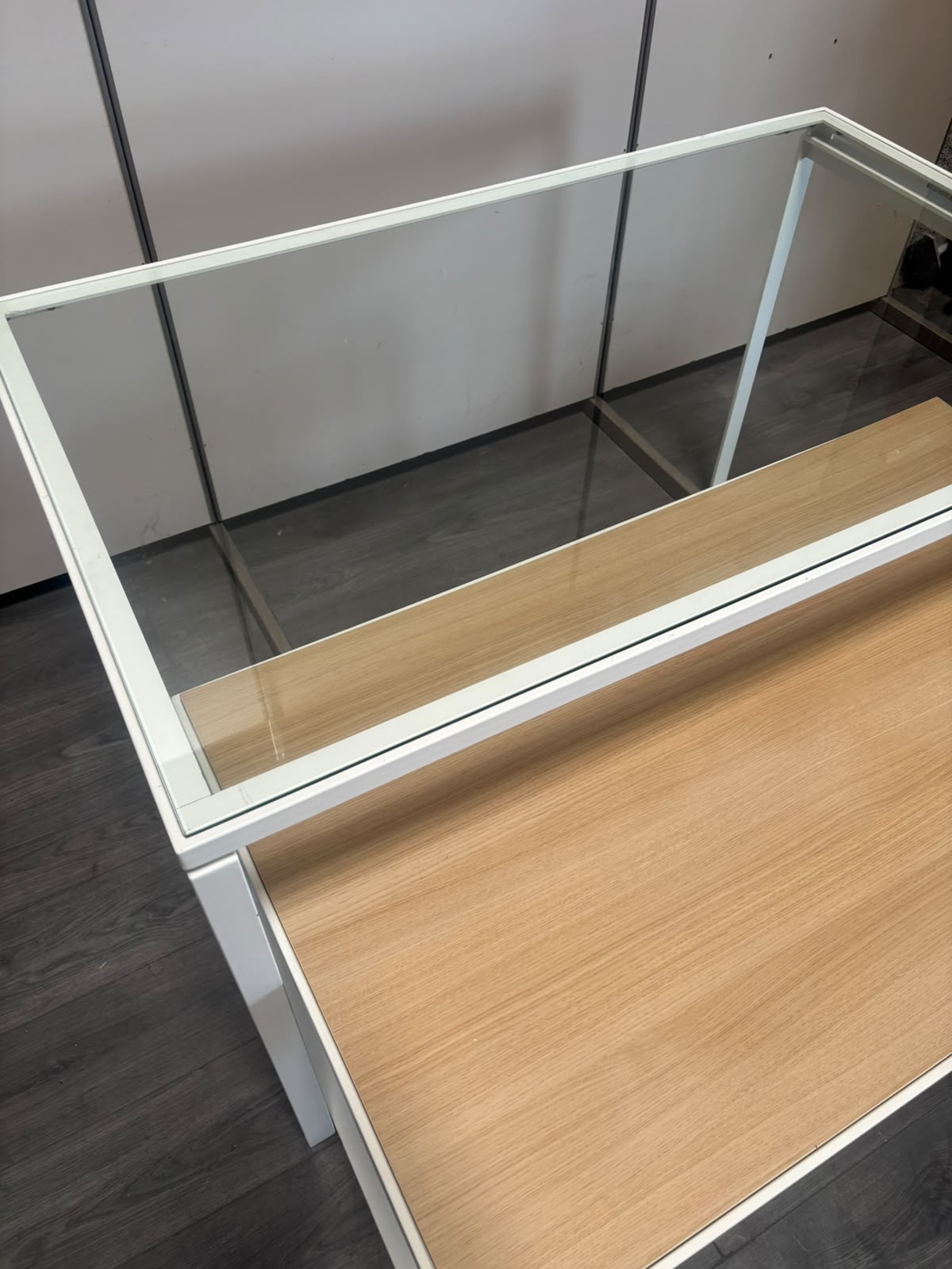 Tables de présentation gigognes verre et bois – Lot de 2