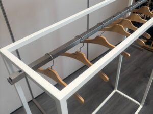 Portant central professionnel métallique blanc et gris – H135,5 cm