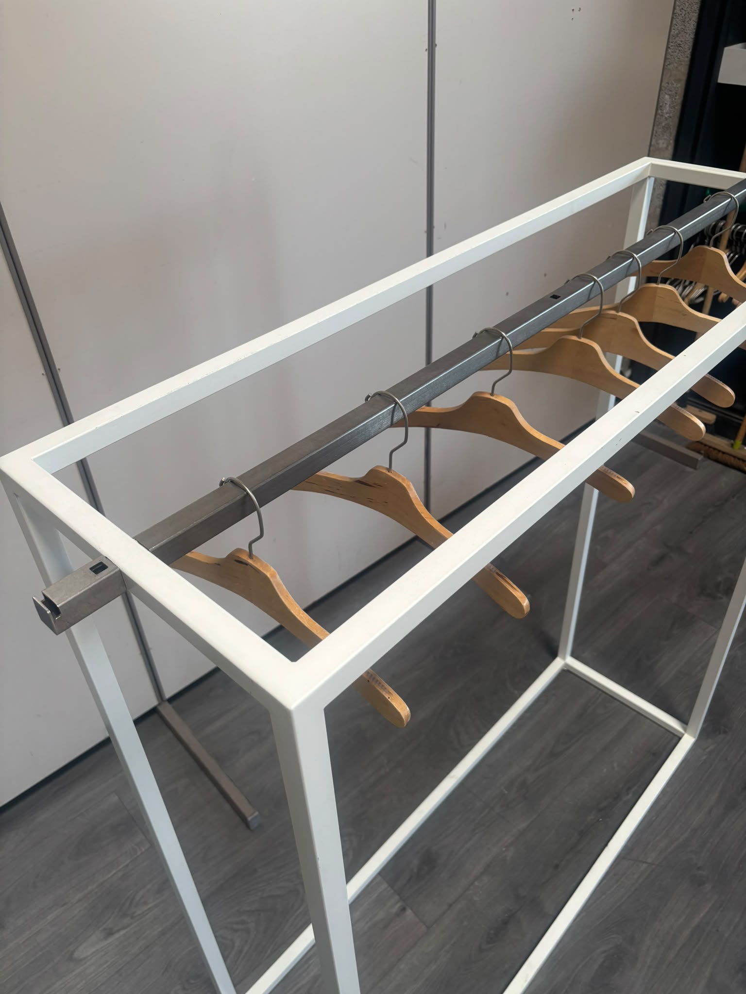 Portant central professionnel métallique blanc et gris – H135,5 cm