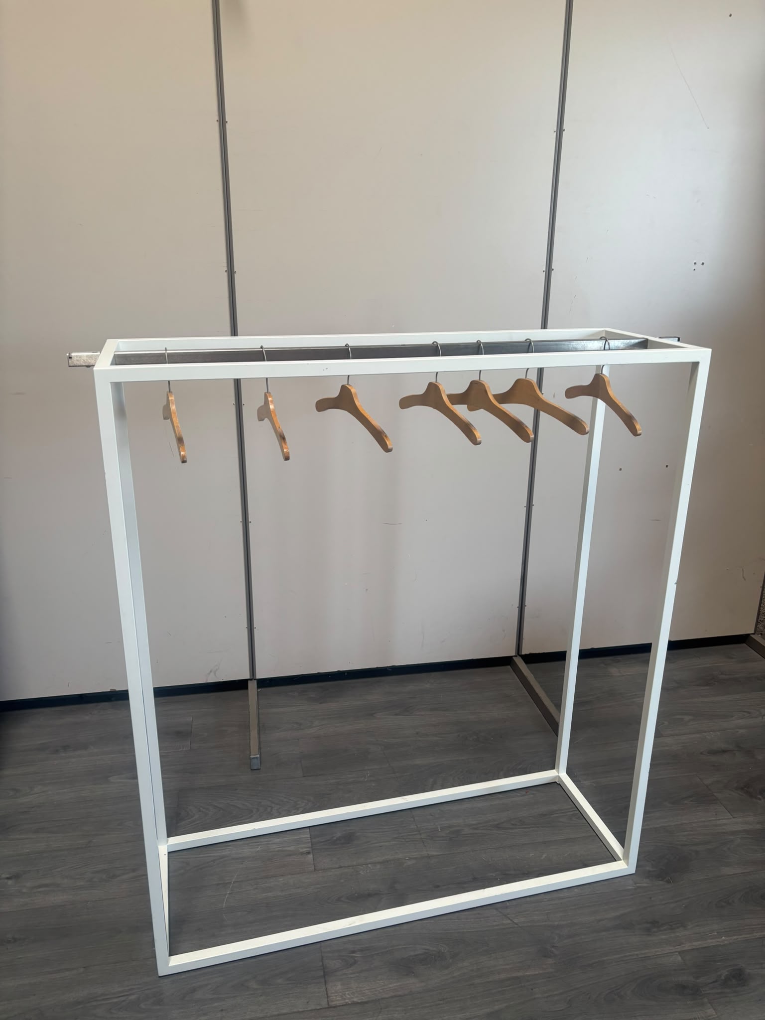 Portant central professionnel métallique blanc et gris – H135,5 cm