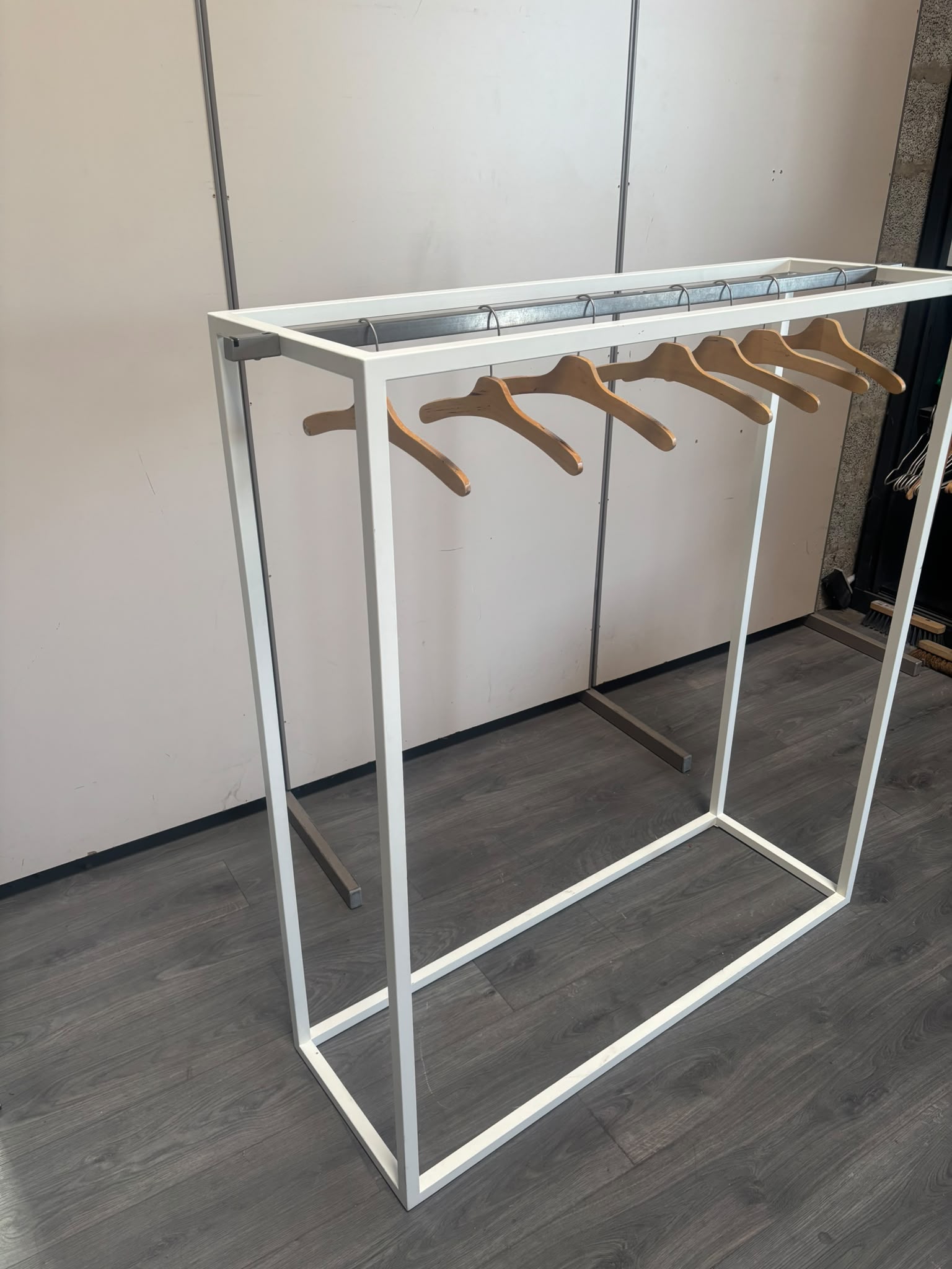 Portant central professionnel métallique blanc et gris – H135,5 cm
