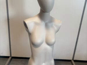 Mannequin buste femme beige crème en fibre de verre – H111 cm
