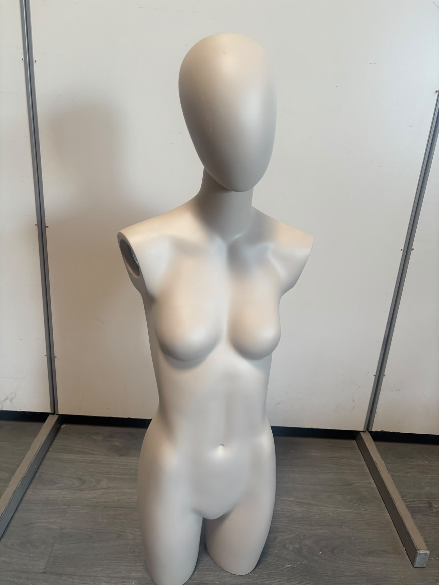 Mannequin buste femme beige crème en fibre de verre – H111 cm