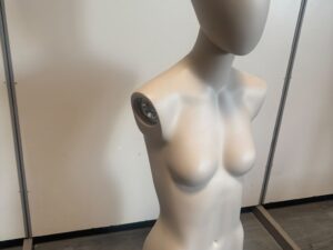 Mannequin buste femme beige crème en fibre de verre – H111 cm