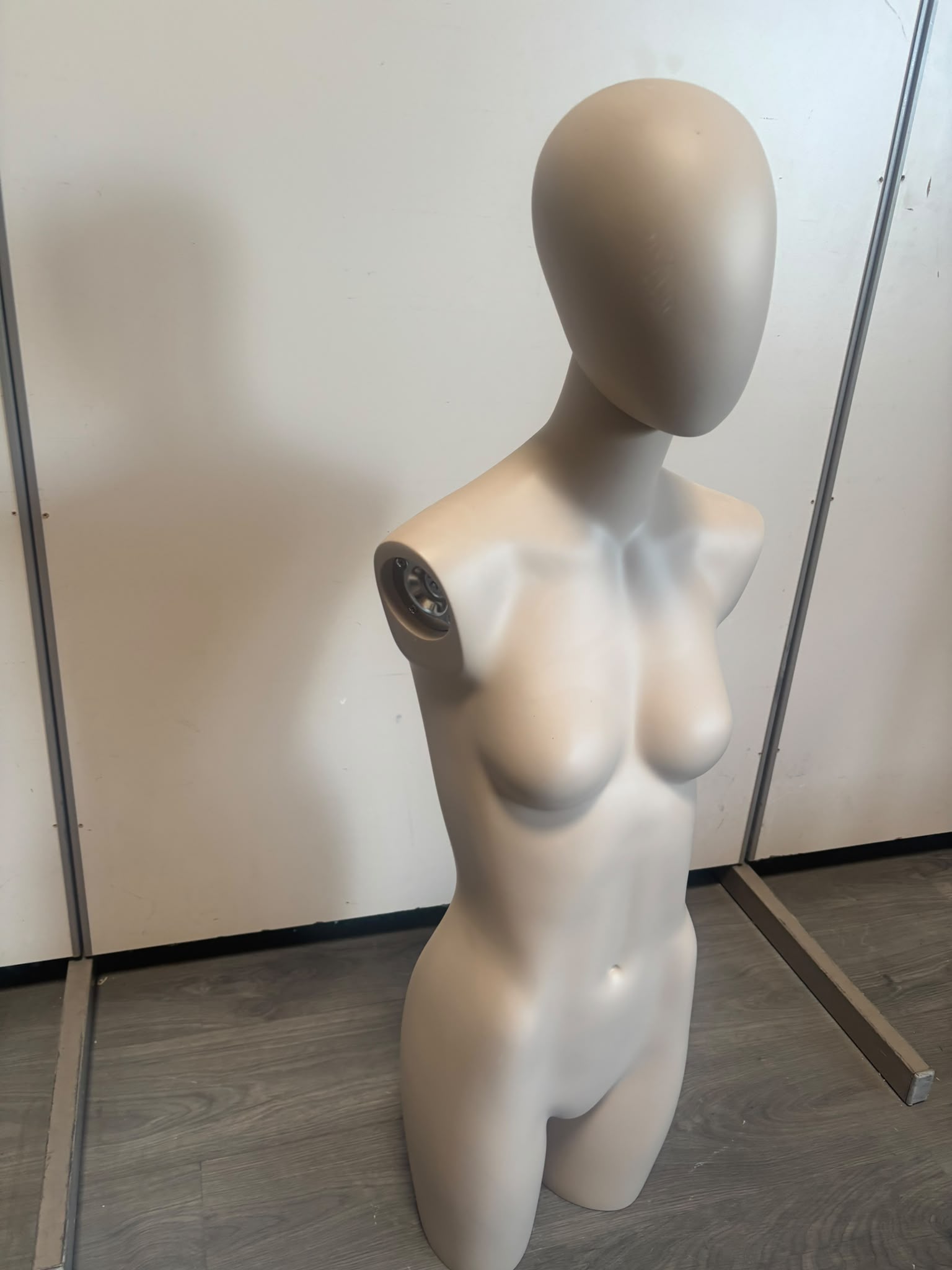 Mannequin buste femme beige crème en fibre de verre – H111 cm