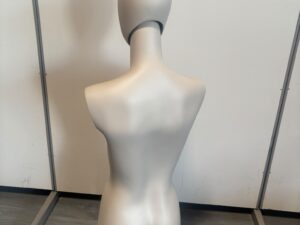 Mannequin buste femme beige crème en fibre de verre – H111 cm
