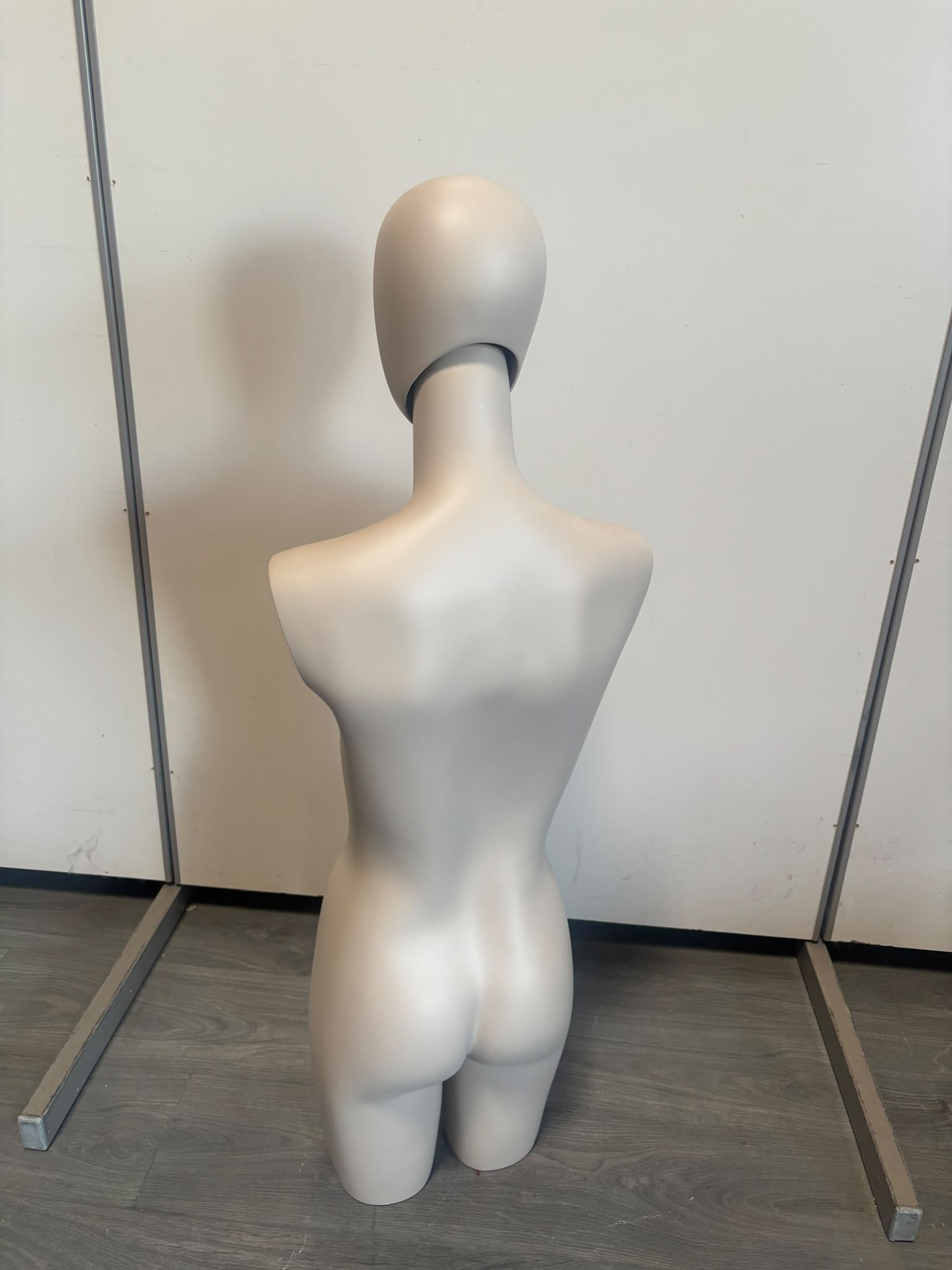Mannequin buste femme beige crème en fibre de verre – H111 cm