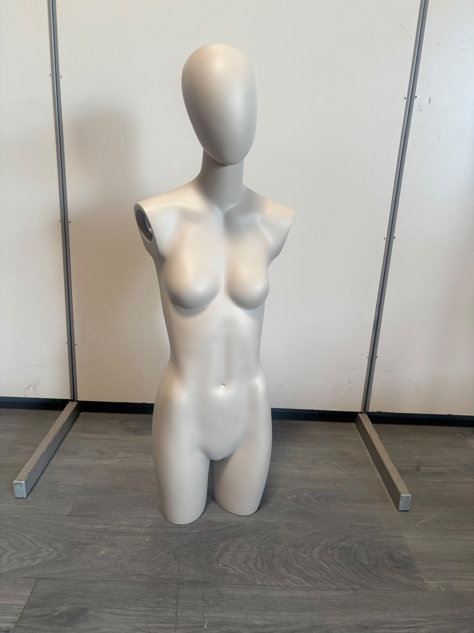 Mannequin buste femme beige crème en fibre de verre – H111 cm