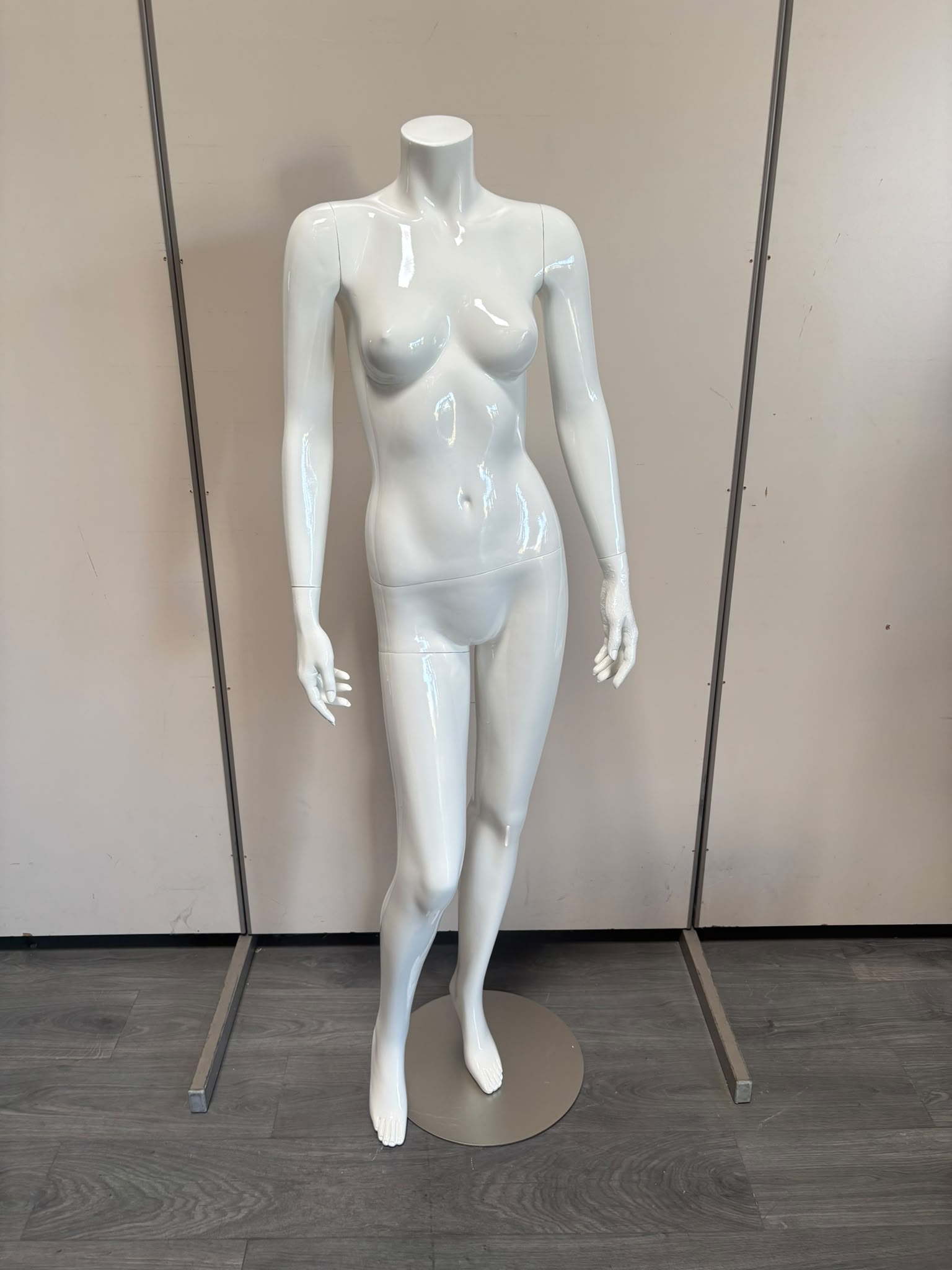 Mannequin femme avec socle en fibre de verre – H165 cm