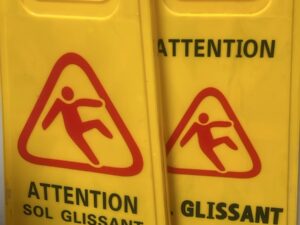 Panneau d’affichage « Attention sol glissant » en PVC