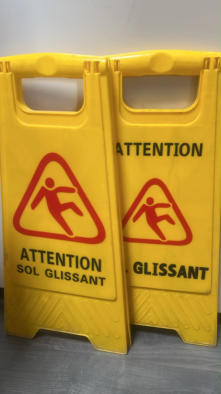 Panneau d’affichage « attention sol glissant » PVC jaune – H61 cm