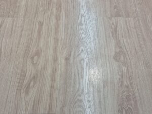 CHA – Parquet stratifié Pergo bois clair naturel 20 x 121 cm