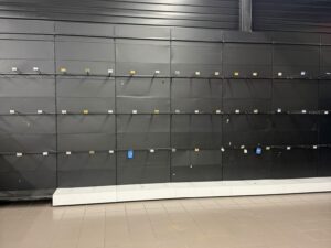 Lot de 7 gondoles murales noires avec broches – L7 m