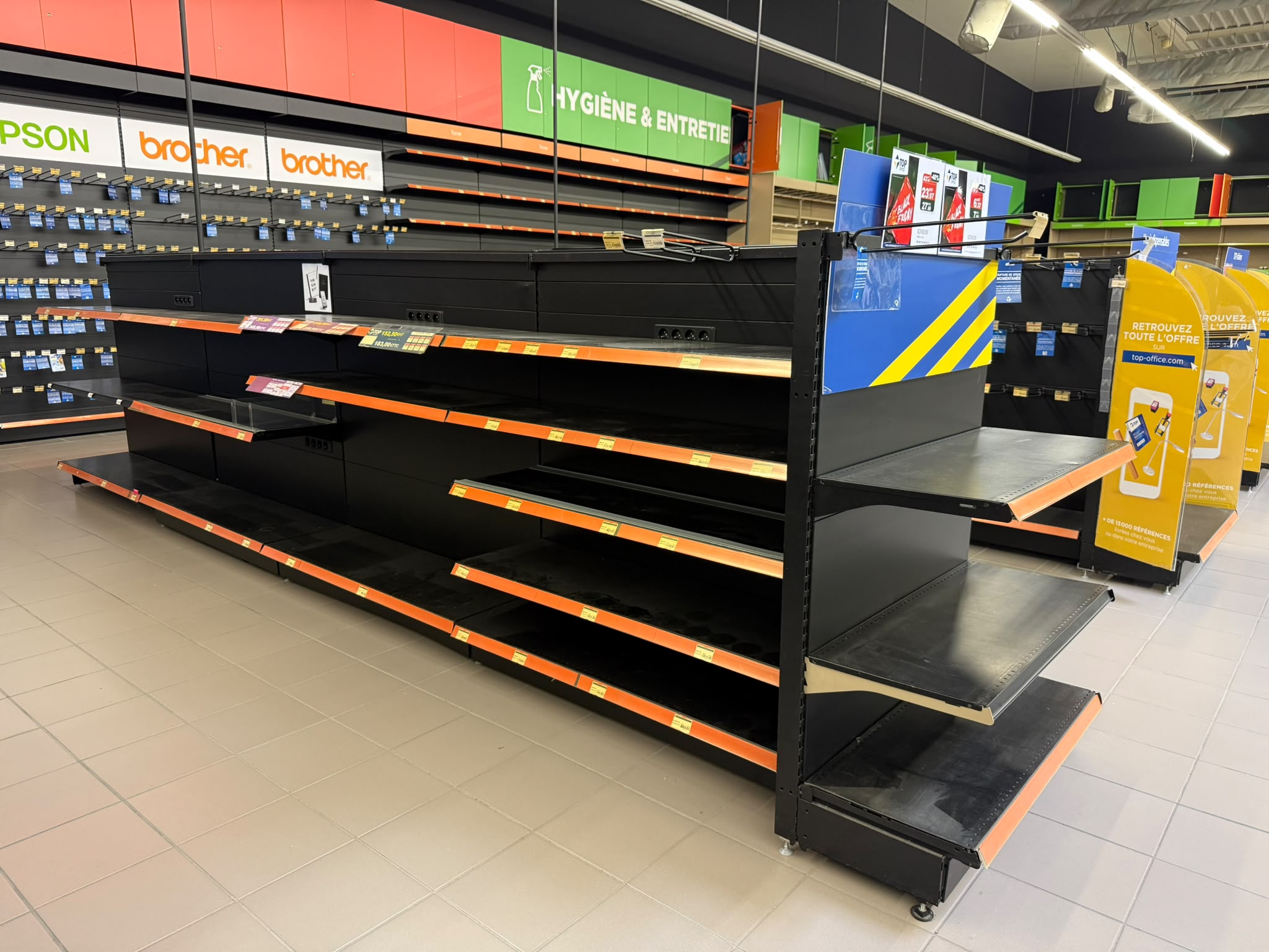 Lot de 4 gondoles centrales noires avec 1 tête de gondole – L6,32 m