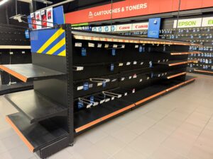 Lot de 4 gondoles centrales noires avec tablettes et broches – L6,32 m