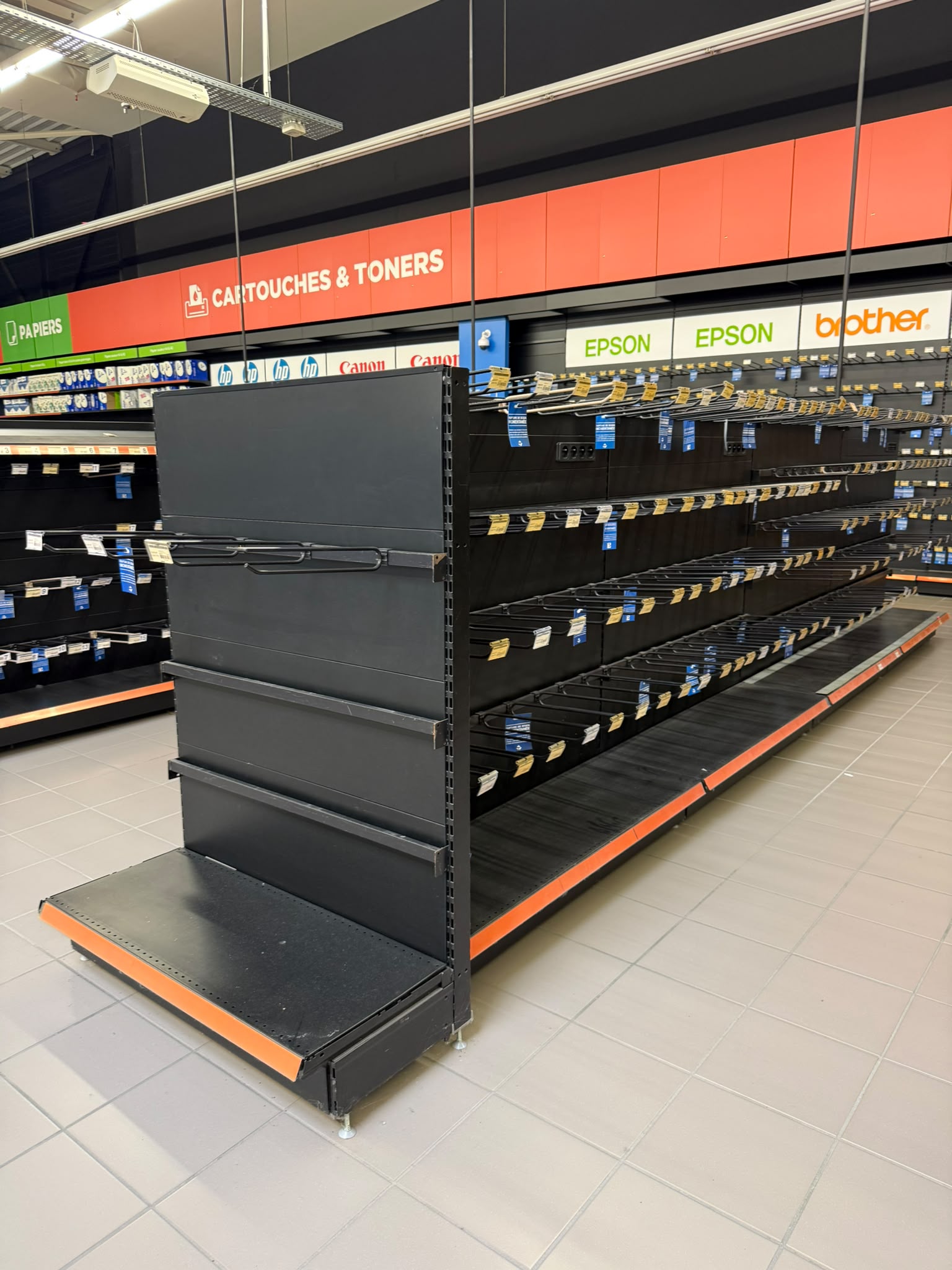 Lot de 4 gondoles centrales noires avec 1 tête de gondole – L6,32 m