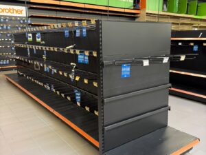 Lot de 4 gondoles centrales noires avec tablettes et broches – L6,32 m