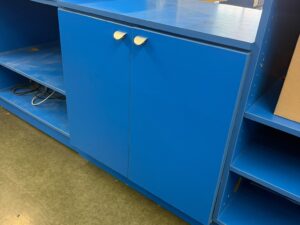 Comptoir d’accueil bleu et blanc – L385 cm