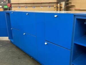 Comptoir vitrine bleu et blanc – L279 cm