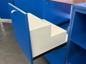 Comptoir vitrine bleu et blanc – L279 cm