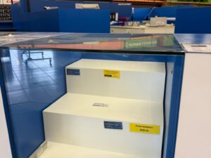 Comptoir vitrine bleu et blanc – L279 cm