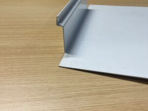 Tablette métallique fine pour fond rainuré blanche – L30 cm