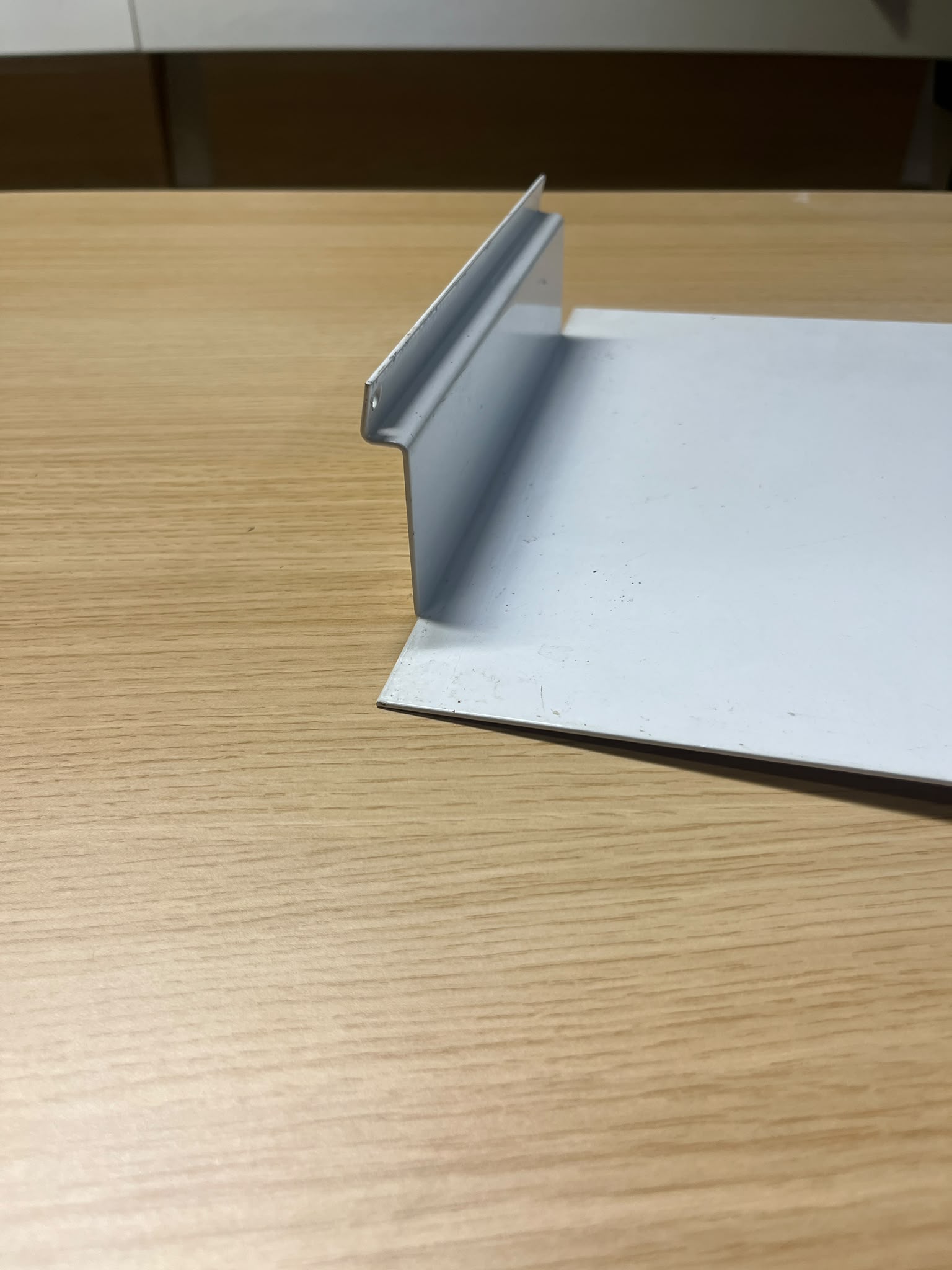 Tablette métallique fine pour fond rainuré blanche – L30 cm