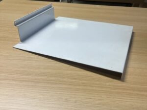 Tablette métallique fine pour fond rainuré blanche – L30 cm
