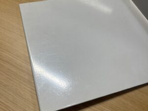 Tablette métallique fine pour fond rainuré blanche – L30 cm
